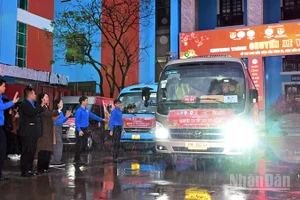 Đại diện Đoàn Thanh niên, Hội Sinh viên thành phố Hà Nội và các nhà trường, đơn vị liên quan tạm biệt 200 bạn trẻ lên đường về quê đón Tết cổ truyền trên những "Chuyến xe yêu thương" năm 2026.