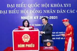 Các đồng chí Bùi Thị Minh Hoài, Nguyễn Xuân Thắng và ông Phạm Minh Trọng, đảng viên cao tuổi bỏ những lá phiếu đầu tiên tại khu vực bỏ phiếu số 7 (đơn vị bầu cử số 2, tổ dân phố số 9 và 10, phường Xuân Đỉnh, Hà Nội).