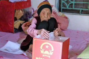 Cụ Nguyễn Thị Tính tự tay bỏ phiếu vào thùng phiếu di động tại nhà riêng.