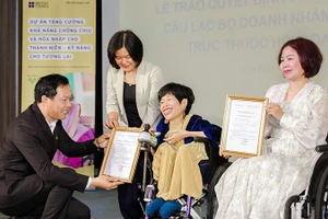 Đại diện Trung ương Hội Doanh nhân trẻ Việt Nam trao quyết định bổ nhiệm Chủ tịch Câu lạc bộ "Doanh nhân trẻ tạo tác động xã hội" đối với chị Nguyễn Thị Vân (thứ hai từ phải sang).