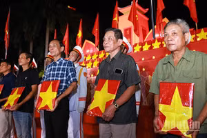 Đại diện gia đình, người thân liệt sĩ nhận di ảnh phục dựng tại buổi lễ. (Ảnh: Văn Tuyến)