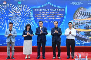 Đại diện Ủy ban Trung ương Mặt trận Tổ quốc Việt Nam và các đơn vị liên quan thực hiện nghi thức phát động cuộc thi.