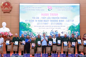 Đại diện đoàn công tác trao quà tặng thương binh, đại diện gia đình liệt sĩ, người có công trong khuôn khổ hành trình. (Ảnh: Đoàn các cơ quan Đảng Trung ương cung cấp)