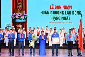 Phó Thủ tướng Phạm Thị Thanh Trà trao Huân chương Lao động hạng Nhất tặng Đội Thiếu niên Tiền phong Hồ Chí Minh.