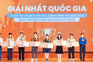 Ban tổ chức trao giải nhất quốc gia tặng 6 thành viên Đội tuyển MOS Việt Nam năm 2026 tại buổi lễ. (Ảnh: BTC cung cấp)