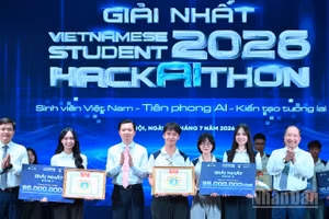 Đại diện Ban tổ chức Cuộc thi trao giải Nhất tặng các cá nhân, đội tuyển xuất sắc của các bảng đấu. (Ảnh: Báo Nhân Dân)