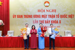 Đồng chí Bùi Thị Minh Hoài tặng hoa chúc mừng các đồng chí vừa được hiệp thương cử giữ chức Phó Chủ tịch Ủy ban Trung ương Mặt trận Tổ quốc Việt Nam. 