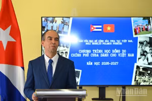 Đại sứ Cuba tại Việt Nam Rogelio Polanco Fuentes thông tin về chương trình học bổng tại buổi họp báo. 