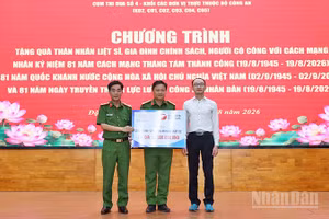 Đại diện Đoàn công tác Cụm thi đua số 4-Khối các đơn vị trực thuộc Bộ Công an trao tượng trưng 200 suất học bổng tặng thanh thiếu nhi Phú Quốc. (Ảnh: Ban tổ chức cung cấp)