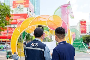 Các kỹ sư thi công linh vật ngựa tại đường hoa Tết Bính Ngọ 2026 ở khu vực phố Nguyễn Huệ (Thành phố Hồ Chí Minh).