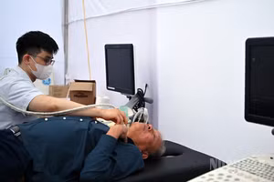 Các y, bác sĩ của Hội Thầy thuốc trẻ Việt Nam khám sàng lọc miễn phí cho người dân Thủ đô trong một sự kiện cuối năm 2025. 