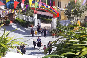 Phụ huynh học sinh đưa con em tới Trường mầm non Kim Nọi (xã Mù Cang Chải, tỉnh Lào Cai).