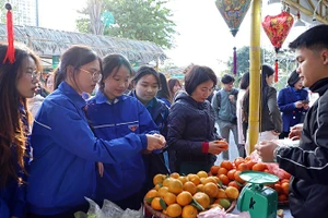 Đông đảo thanh niên, người dân Thủ đô đến với Triển lãm để mua sắm, thưởng thức các loại nông sản từ khắp mọi miền đất nước.