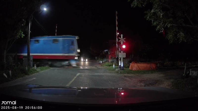 Gác chắn tàu tự động mở khi tàu hỏa lao đến. (Ảnh: Cắt từ clip)