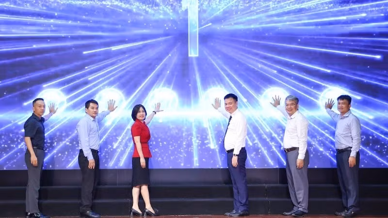 Ban Tổ chức ấn nút phát động cuộc thi.