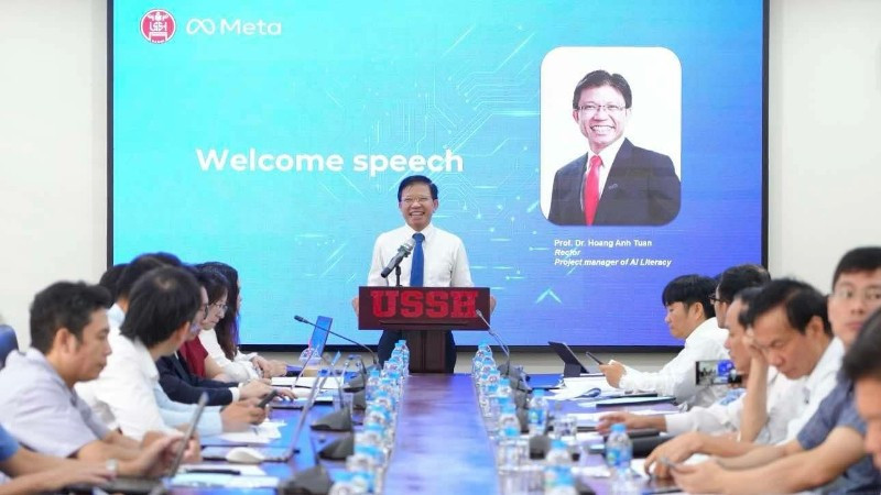 Giáo sư, Tiến sĩ Hoàng Anh Tuấn - Hiệu trưởng Trường đại học Khoa học Xã hội và Nhân văn (Đại học Quốc gia Hà Nội) phát biểu tại tọa đàm.