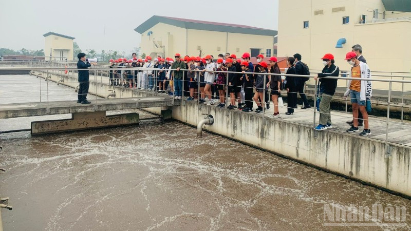 Học sinh Trường Nhật Bản Hà Nội tìm hiểu quy trình xử lý nước thải tại Nhà máy xử lý nước thải Yên Xá. (Ảnh: KIỀU GIANG)