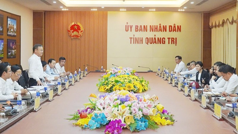 Phó Chủ tịch Ủy ban nhân dân tỉnh Quảng Trị Lê Đức Tiến cam kết dành nhiều ưu đãi cho liên doanh nhà đầu tư Capital A và T&T.