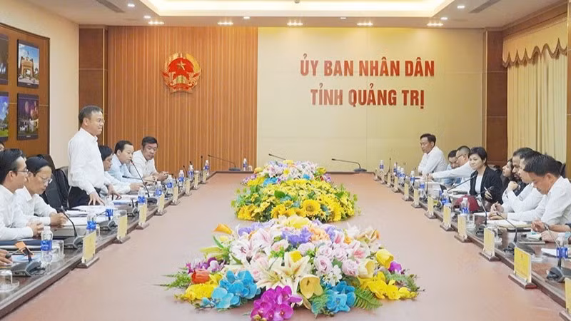 Phó Chủ tịch Ủy ban nhân dân tỉnh Quảng Trị Lê Đức Tiến cam kết dành nhiều ưu đãi cho liên doanh nhà đầu tư Capital A và T&T.