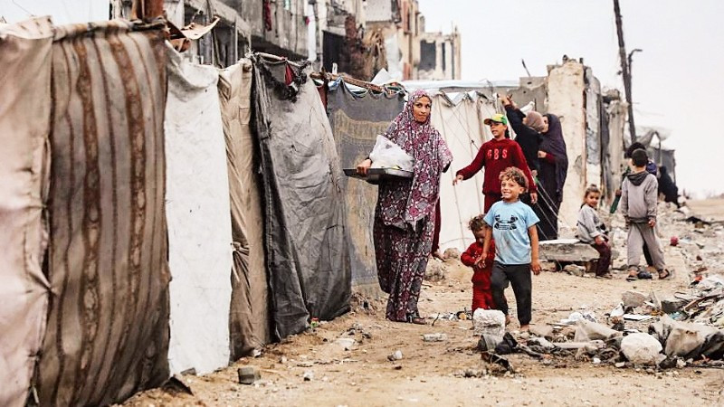 Người dân Palestine tại trại tị nạn phía tây thành phố Gaza. (Ảnh: TÂN HOA XÃ)