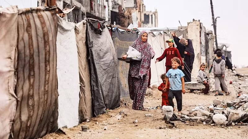 Người dân Palestine tại trại tị nạn phía tây thành phố Gaza. (Ảnh: TÂN HOA XÃ)