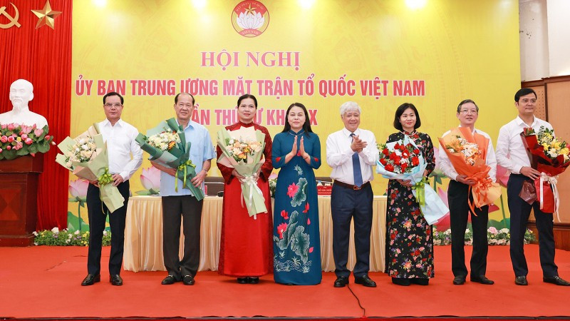Các đồng chí Đỗ Văn Chiến, Nguyễn Thị Thu Hà (thứ 4 và 5 từ phải sang) tặng hoa chúc mừng các đồng chí là Phó Chủ tịch Ủy ban Trung ương Mặt trận Tổ quốc Việt Nam khóa X, nhiệm kỳ 2024-2029.