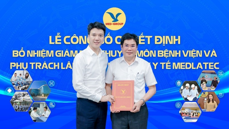 Tiến sĩ Nguyễn Trí Anh - Tổng Giám đốc tập đoàn trao quyết định bổ nhiệm Phó Giáo sư, Tiến sĩ Phạm Đình Đài giữ chức vụ Giám đốc Bệnh viện Đa khoa MEDLATEC.
