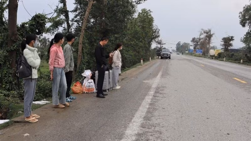 Ngày mồng 4 Tết, nhiều người lao động ở Nghệ An đã đón xe trở về nơi làm việc sau những ngày nghỉ Tết. 