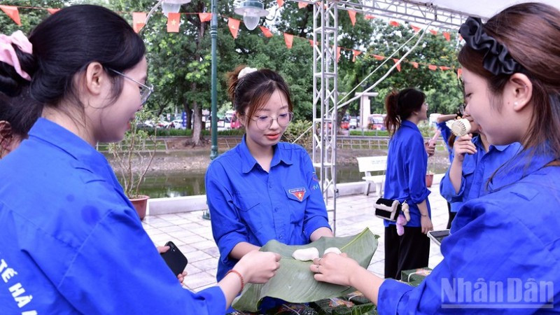 Các bạn trẻ hào hứng thưởng thức món bánh dầy đặc sản Quán Gánh (Hà Nội) tại Ngày hội.