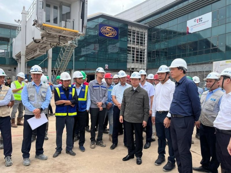 Phó Thủ tướng Trần Hồng Hà thăm, động viên, chúc Tết cán bộ, người lao động trên công trường xây dựng Cảng Hàng không quốc tế Long Thành. (Ảnh: VGP/Lê Anh)