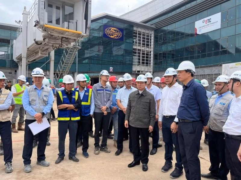 Phó Thủ tướng Trần Hồng Hà thăm, động viên, chúc Tết cán bộ, người lao động trên công trường xây dựng Cảng Hàng không quốc tế Long Thành. (Ảnh: VGP/Lê Anh)