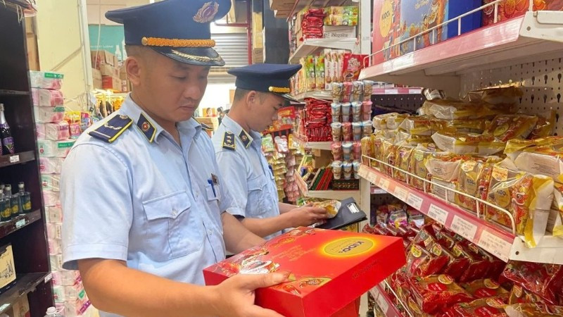 Lực lượng chức năng kiểm tra hàng hóa tại một cơ sở kinh doanh.