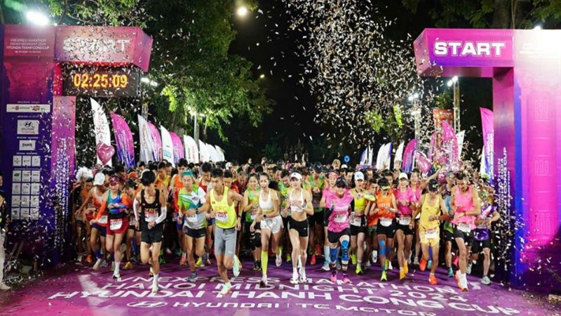 VNExpress Marathon Hanoi Midnight hằng năm luôn thu hút hàng nghìn vận động viên tham dự.