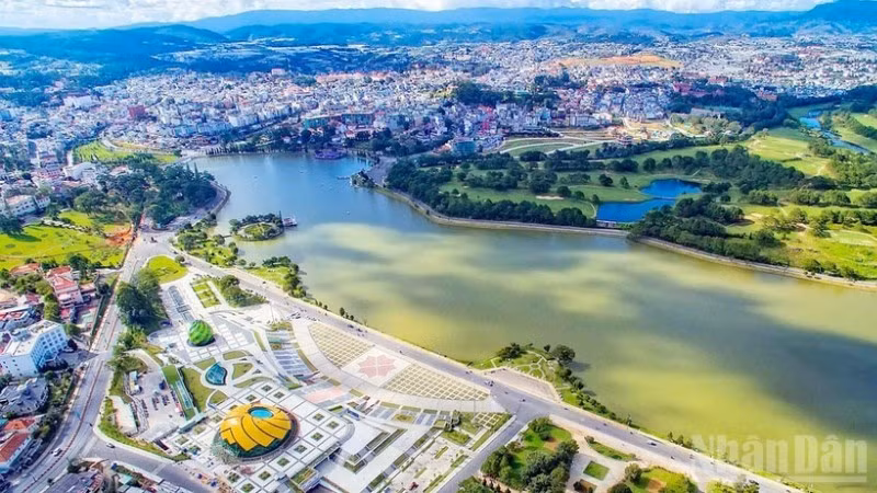 Phường Xuân Hương-Đà Lạt là nơi đặt trung tâm chính trị-văn hóa tỉnh Lâm Đồng.