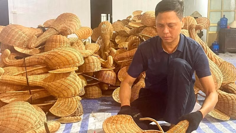 Nghệ nhân Nguyễn Văn Thịnh hoàn thiện sản phẩm trang trí hình đầu voi do chính mình sáng tạo.