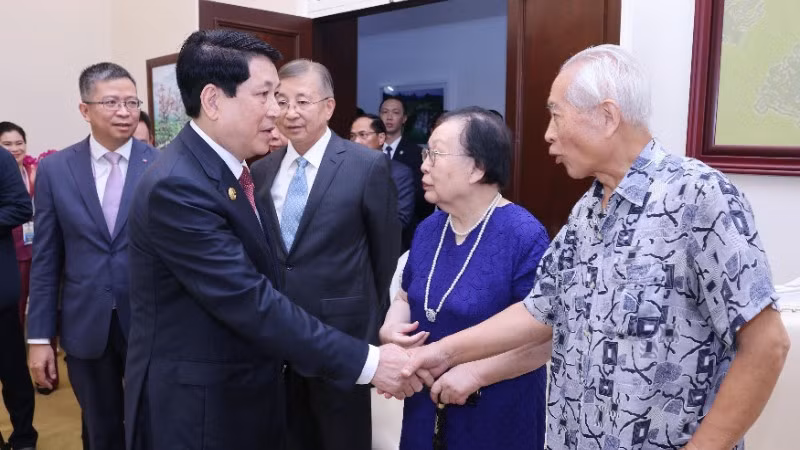 Chủ tịch nước Lương Cường với đại diện gia đình nhân sĩ hữu nghị - tướng lĩnh cách mạng, chuyên gia, cố vấn Trung Quốc từng tham gia giúp đỡ Việt Nam. (Ảnh: Lâm Khánh/TTXVN)