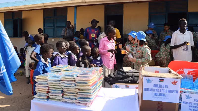 Bệnh viện dã chiến cấp 2 số 7 của Việt Nam tổ chức nhiều hoạt động ý nghĩa tại Trường tiểu học Nữ sinh Bentiu, Nam Sudan.