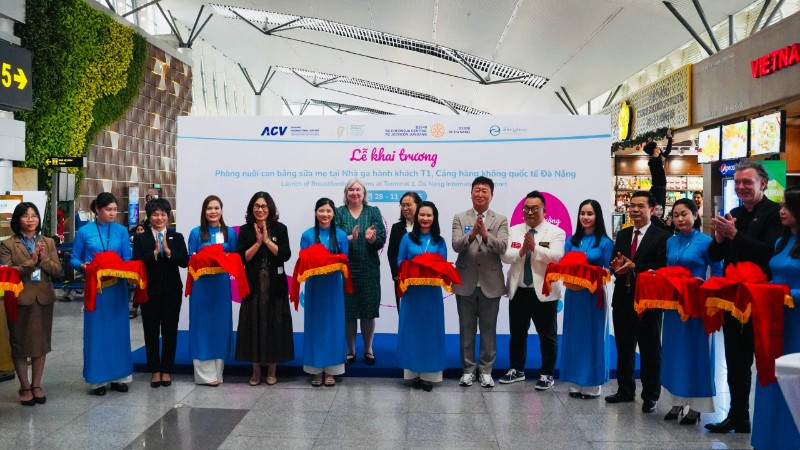 Các đại biểu cắt băng khai trương phòng nuôi con bằng sữa mẹ.