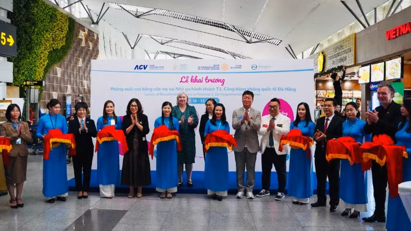 Các đại biểu cắt băng khai trương phòng nuôi con bằng sữa mẹ.