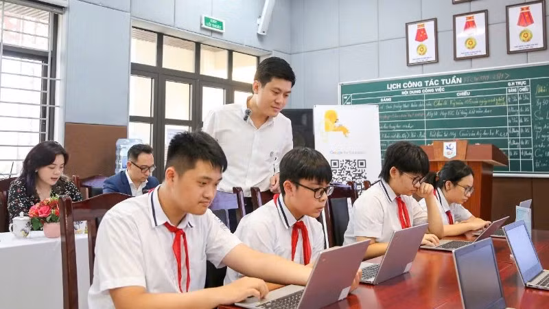 Học sinh Trường trung học cơ sở Giảng Võ (Ba Đình, Hà Nội) trong giờ học mô hình trường học số.