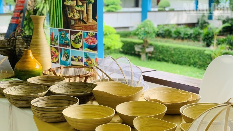 Các sản phẩm thân thiện với môi trường được trưng bày, giới thiệu tại Diễn đàn Tiêu dùng bền vững 2025 diễn ra ngày 2/7 tại Hà Nội. (Ảnh: KIỀU GIANG)
