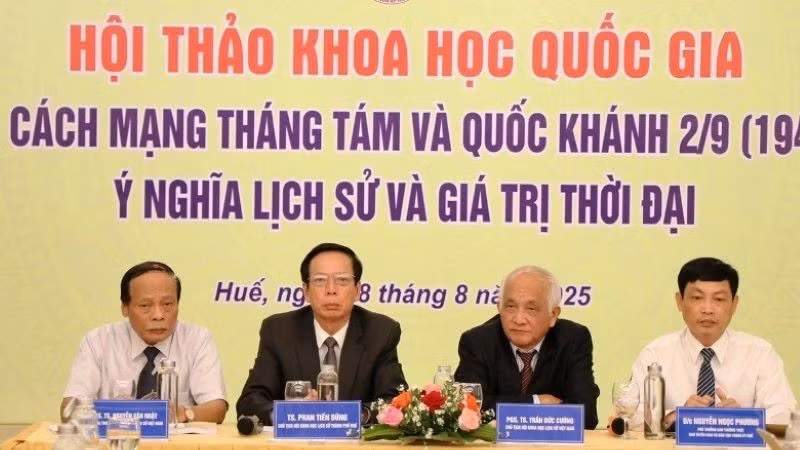 Lãnh đạo thành phố Huế cùng các nhà khoa học chủ trì tại Hội thảo.