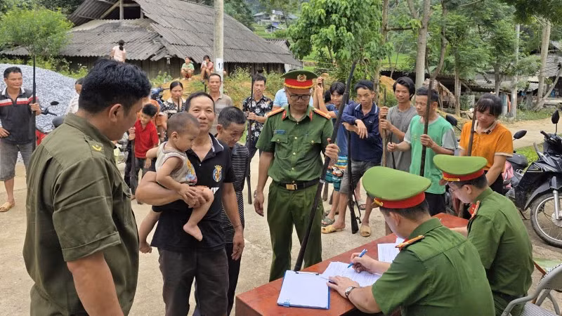 Người dân xã Thuận Hòa, tỉnh Tuyên Quang tự nguyện giao nộp vũ khí tự chế.