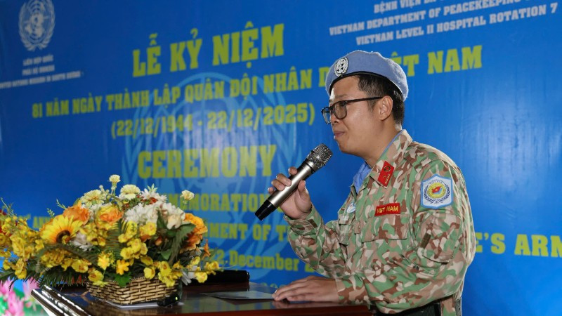 Thiếu tá, Tiến sĩ Trần Đức Tài - Giám đốc Bệnh viện dã chiến cấp 2 số 7 phát biểu tại Lễ kỷ niệm. (Ảnh: TIẾN PHÚC)