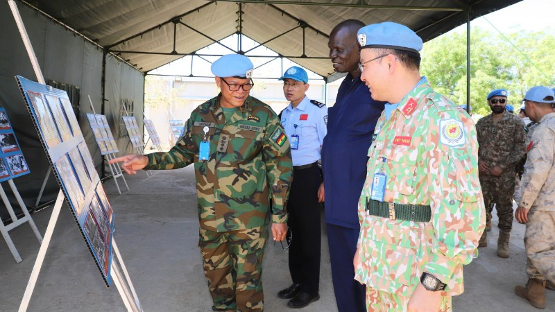 Đại diện Phái bộ An ninh Lâm thời Liên hợp quốc tại khu vực Abyei và chính quyền địa phương tìm hiểu chặng đường 81 năm chiến đấu và trưởng thành của Quân đội nhân dân Việt Nam qua không gian trưng bày sách lịch sử quân sự Việt Nam. (Ảnh: VĂN QUYẾT)