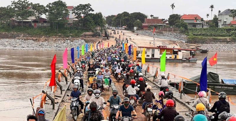 Sáng 20/6, cầu phao Phong Châu đã hoạt động trở lại, phục vụ tốt nhất nhu cầu đi lại của người dân.
