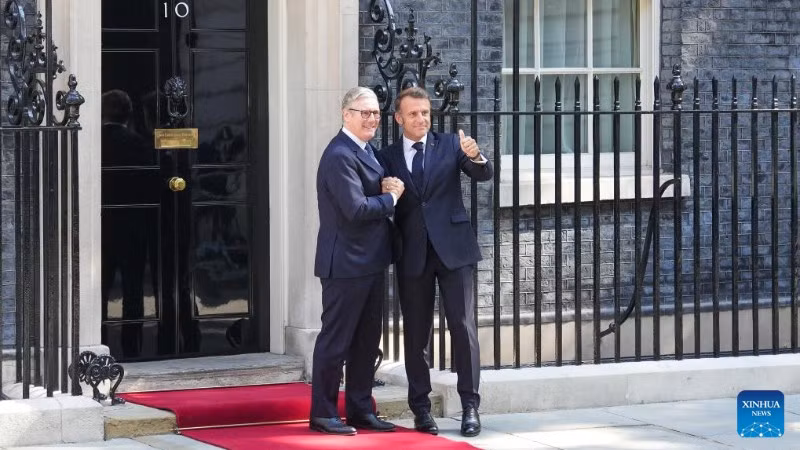 Thủ tướng Anh Keir Starmer và Tổng thống Pháp Emmanuel Macron, ảnh chụp ngày 10/7/2025 tại London. (Ảnh: Xinhua)