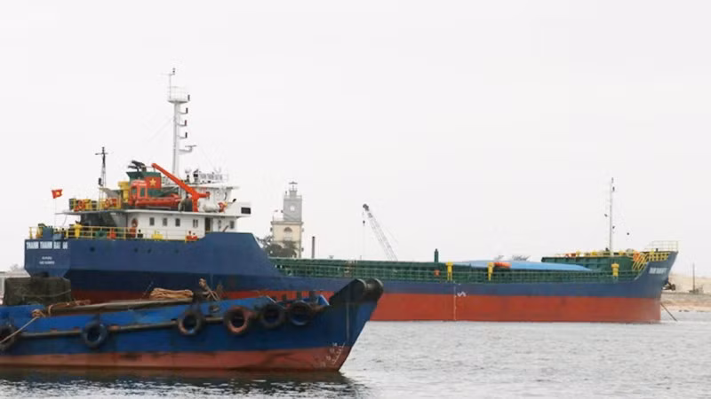 Cảng Cửa Việt thường xuyên bị bồi lấp, khiến tàu ra vào nhận hàng hóa rất khó khăn.