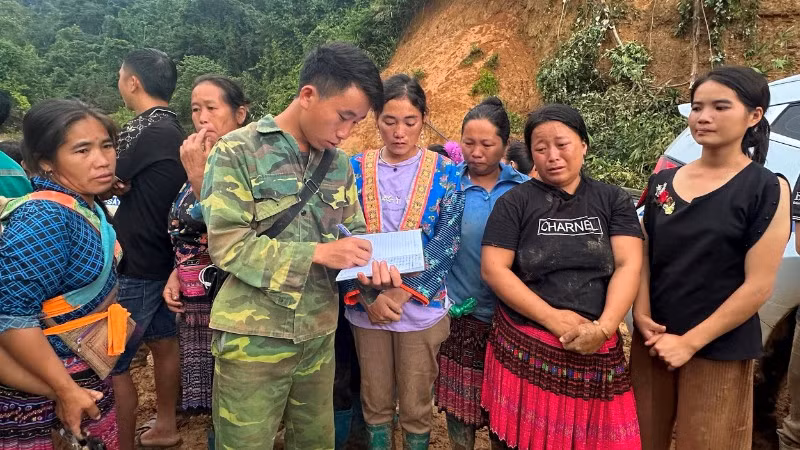 Anh Mùa A Thi, Trưởng bản Háng Pù Xi, xã Xa Dung, tỉnh Điện Biên thống kê thiệt hại của từng gia đình trong bản do ảnh hưởng lũ quét xảy ra rạng sáng ngày 1/8 vừa qua.