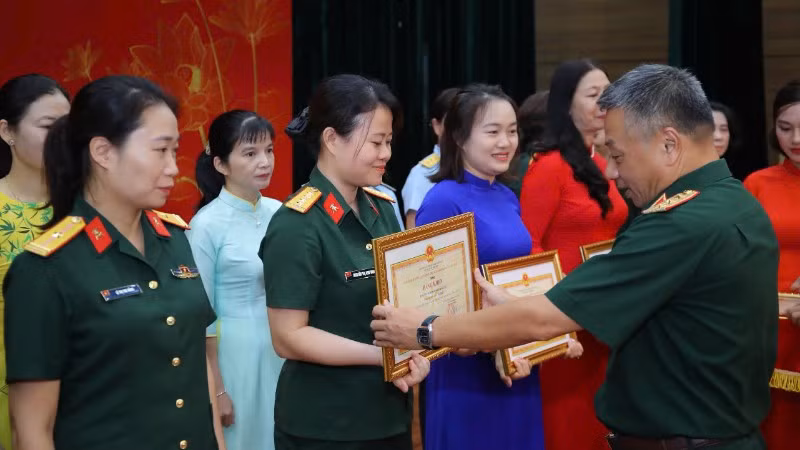 Thượng tướng Lê Quang Minh - Phó Chủ nhiệm Tổng cục Chính trị trao Bằng khen tặng các tập thể có thành tích xuất sắc trong công tác giáo dục mầm non năm học 2024-2025.